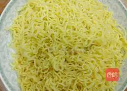 Illustration of how to make fried noodles with bean sprouts and eggs 1
