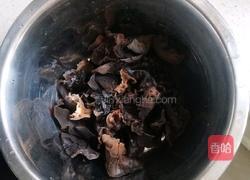 白菜片炒木耳的做法图解3