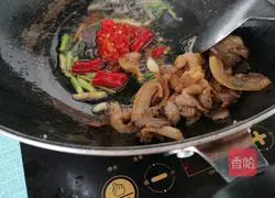 Illustration of how to make stir-fried bitter melon with pickled pepper 3