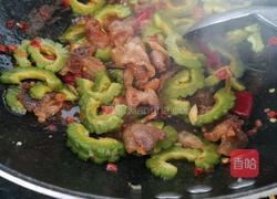 易上手的泡椒炒苦瓜的做法图解4