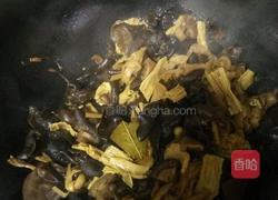 炖四宝（香菇木耳黄花腐竹）的做法图解9