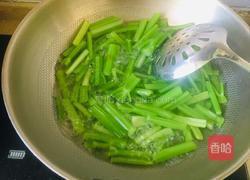 芹菜炒豆腐干的做法图解2