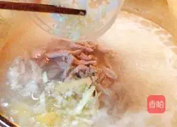 Illustration of how to make preserved egg and lean meat porridge 4