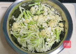 干煸五花肉炒花菜的做法图解1