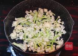 干煸五花肉炒花菜的做法图解4