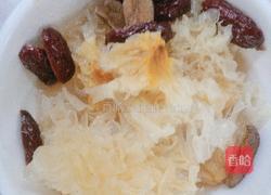 银耳雪梨羹的做法图解2