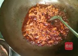 Illustration of how to make shredded pork in Beijing sauce 5