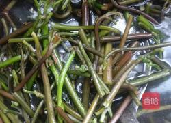 蕨菜炒腊肉的做法图解2