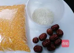 玉米渣粥的做法图解1