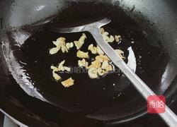 油渣炒白菜心的做法图解3