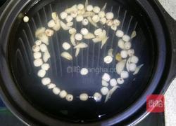 银耳莲子雪梨羹(砂锅版)的做法图解2