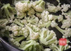 花椰菜洋葱浓汤的做法图解3