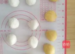 Illustration of how to make golden meat floss cake 4