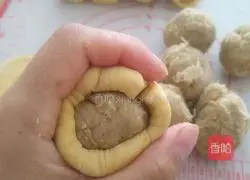 Illustration of how to make golden meat floss cake 12