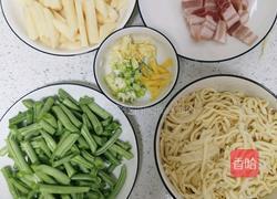 五花肉豆角土豆焖面的做法图解1