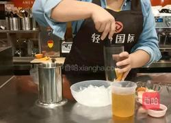 喜茶同款｜橙香草莓果茶的做法图解1