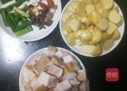 土豆红烧肉的做法图解1