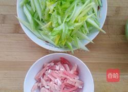 西芹炒肉的做法图解1