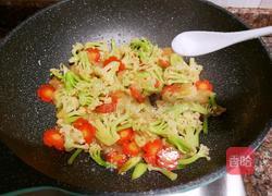 银耳炒菜花的做法图解11