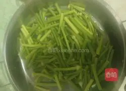 Illustration of how to make fried pork slices with garlic sprouts 1