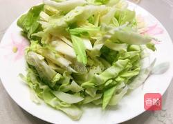 包心菜炒肉的做法图解3