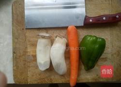胡萝卜炒杏鲍菇的做法图解1