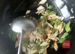 Illustration of how to stir-fry carrots and king oyster mushrooms 7