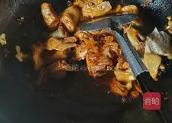 Illustration of how to cook cured chicken and stewed potatoes 6