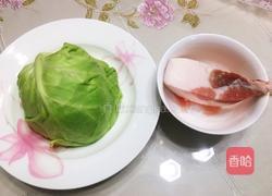 包心菜炒肉的做法图解1