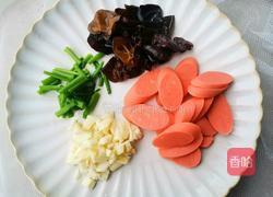 西兰花木耳炒火腿的做法图解2