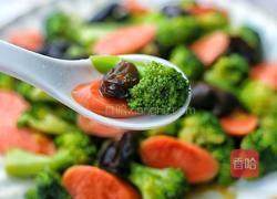 西兰花木耳炒火腿的做法图解12