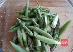 猪肉炒芦笋的做法图解2