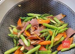 腊肉炒芦笋的做法图解6