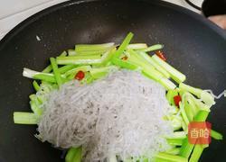 地道的东北特色快手菜芹菜炒粉的做法图解7
