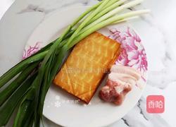 蒜苗炒香干的做法图解1