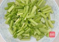 芹菜炒肉便当的做法图解1