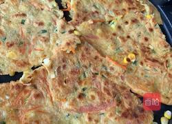 玉米胡萝卜虾米鸡蛋火腿烙饼的做法图解6