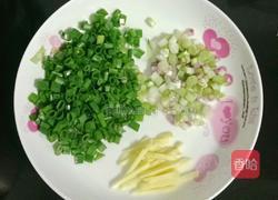 芹菜牛肉炒饭便当的做法图解1