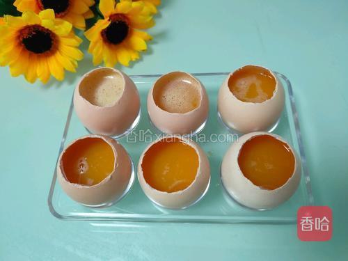 蛋液倒入蛋壳内,8分满