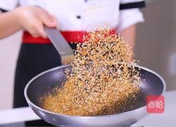 每日食谱《煎金枪鱼配坚果碎》的做法图解5