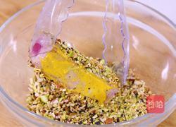 每日食谱《煎金枪鱼配坚果碎》的做法图解6