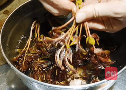 酥嫩喷香,香椿烘蛋的做法图解1