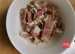 蒜苗炒肉的做法图解1