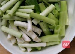 蒜苗炒肉的做法图解2