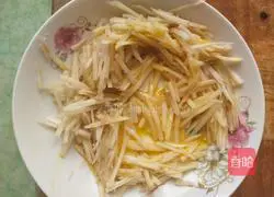 Illustration of how to make potato and egg pancakes 1