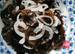 葱头拌木耳的做法图解1