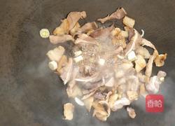 酸菜猪肉炖粉条的做法图解3