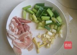 豆芽炒肉的做法图解2