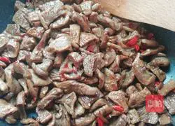 Illustration of how to stir-fry dried radish with small pepper 5