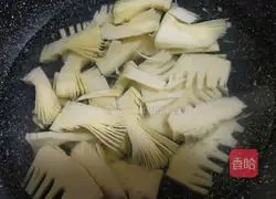 Illustration of the authentic braised bamboo shoots in oil 4